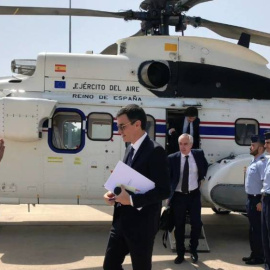 El presidente del Gobierno, Pedro Sánchez, tras bajar del Super Puma del Ejército del Aire.- MONCLOA