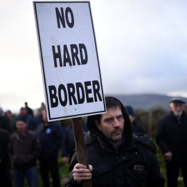 Un hombre sostiene una pancarta contra el brexit en la localidad de Carrickcarnan, Irlanda.- REUTERS/Clodagh Kilcoyne