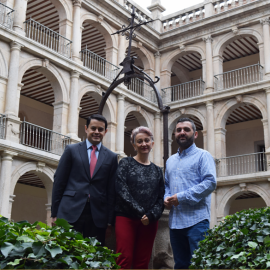 Los galardonados con el premio posando en el Patio de Santo Tomás de Villanueva del rectorado de la Universidad de Alcalá. De izquierda a derecha, José Carlos Beltrán (gerente de la universidad que ha recibido el diploma de reconocimiento), Nora Boter