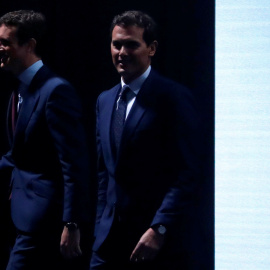 Pablo Casado (PP) junto a Albert Rivera (Ciudadanos), momentos antes del comienzo del debate electoral en Atresmedia. REUTERS/Juan Medina