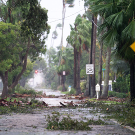 Escombros tras el paso del huracán Ian en una calle de la localidad de Sarasota, Florida, a 28 de septiembre de 2022.