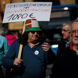 Pensionistas y jubilados vascos han vuelto a manifestarse este lunes en San Sebastián en demanda de pensiones "dignas", de 1.080 euros al mes como mínimo. - EFE