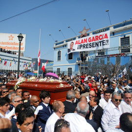 19/04/2019 - Amigos y familiares del expresidente de Perú Alan García trasladan el féretro con sus restos en Lima. / REUTERS - JANINE COSTA