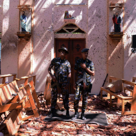 21/04/2019 - Militares de Sri Lanka montan guardia dentro de una iglesia tras la explosión en Negombo, en Sri Lanka | REUTERS