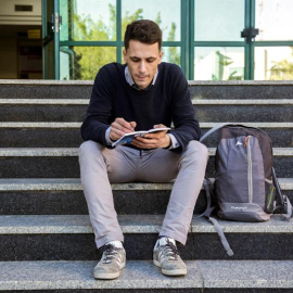 El italiano Riccardo Corradini, de 25 años, se ha convertido en el primer estudiante del mundo que hace la beca Erasmus en la Franja de Gaza palestina. - EFE/Mohamed Ibrahim