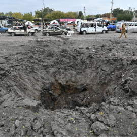 Un cráter provocado por un ataque con misiles rusos en Zaporiyia, Ucrania, 30 de septiembre de 2022