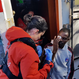 El equipo médico de Proactiva Open Arms atiende a los migrantes rescatados por el peSquero español tras ser abandonados por los guardacostas libios.- PROACTIVA OPEN ARMS