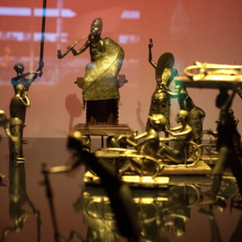 Objetos en exhibición en París en el Museo de Quai Branly- Jacques Chirac, que posee setenta mil piezas provenientes de África subsahariana .-GERARD JULIEN / AFP