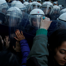 Activistas por los derechos de las mujeres, frente la policía antidisturbios mientras intentan marchar a través de la Plaza Taksim para protestar contra la violencia de género en Estambul, Turquía. REUTERS / Huseyin Aldemir