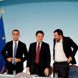 El primer ministro italiano Giuseppe Conte flanqueado por  el ministro de Empleo e Industria, Luigi Di Maio, y elde Interior, Matteo Salvini, tras una rueda de prensa en el Palacio Chigi. REUTERS/Remo Casilli