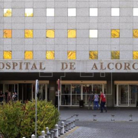 Tras las maniobras de reanimación cardiopulmonar la víctima fue trasladada al Hospital Fundación de Alcorcón, donde finalmente ha fallecido | EFE/Archivo