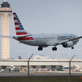 Boeing 737 Max 8 de American Airlines se eleva en el Aeropuerto Internacional de Miami, Florida | AFP/ Joe Raedle