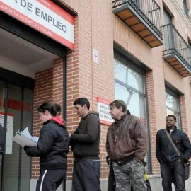 El nuevo subsidio para parados mayores de 52 años ya ha entrado en vigor./ EFE