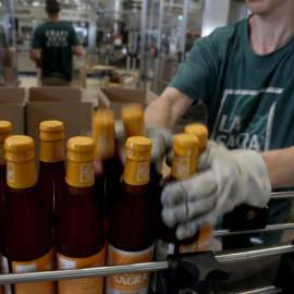 Trabajadores en una línea de embotellado de una fábrica de cerveza, en Madrid. REUTERS/Sergio Perez