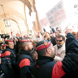 Mossos d'Esquadra tratan de impedir que los médicos de atención primaria que se concentran ante el Parlament, convocados por Médicos de Cataluña (MC), en la tercera jornada de huelga para exigir mejoras asistenciales y laborales en el sistema de salud