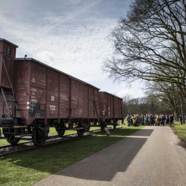 28/11/2018.- Fotografía de archivo que muestra dos vagones de carga de un tren de la II Guerra Mundial en el centro conmemorativo de Hooghalen, Holanda, el 12 de abril de 2015. La compañía ferroviaria holandesa NS pagará una compensación a supervivie