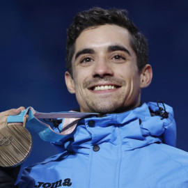 El patinador Javier Fernández posa con la histórica medalla de bronce olímpica. (EP)