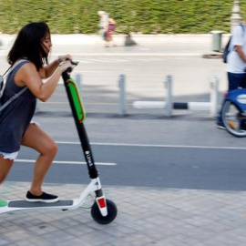 Ayer jueves, una mujer que conducía un patinete eléctrico fue atropellada por un camión - EFE