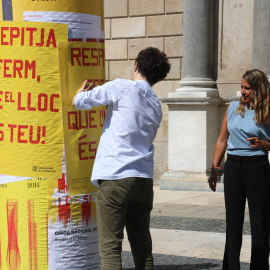 01/09/2022 - La portaveu del Govern, Patricia Plaja, al costat dels cartells dels actes institucionals de la Diada d'enguany.