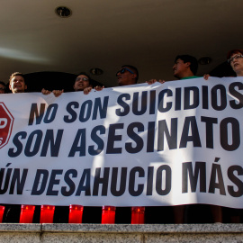 Una protesta por el suicidio de una mujer tras recibir la carta de desahucio en Madrid, en 2013.- ARCHIVO