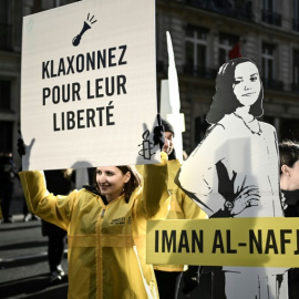 Manifestantes frente a la embajada de Arabia saudita en París esgrimen pancartas en apoyo a las activistas | AFP/ Philippe López