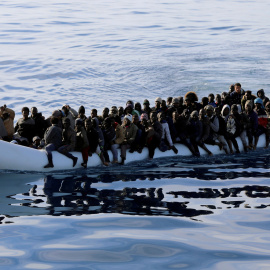 Migrantes en un bote de goma en el Mar Mediterráneo. / REUTERS