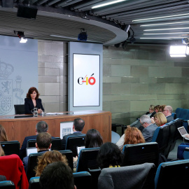 La vicepresidenta del Gobierno, Carmen Calvo, en rueda de prensa posterior a la reunión del Consejo de Ministros, en el Palacio de la Moncloa. EFE/Ángel Díaz