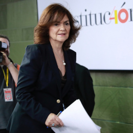 La vicepresidenta del Gobierno, Carmen Calvo, a su llegada a la rueda de prensa posterior a la reunión del Consejo de Ministros celebrada en el Palacio de la Moncloa. EFE/Ángel Díaz