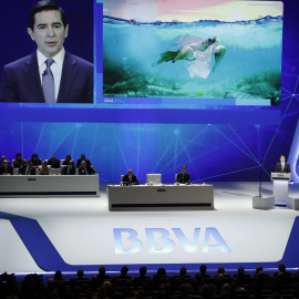 El presidente de BBVA, Carlos Torres, durante la junta de accionistas del banco celebrada en Bilbao. EFE/ Luis Tejido