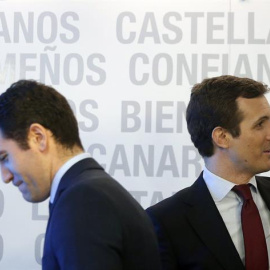 El presidente y el secretario general del PP, Pablo Casado y Teodoro García Egea (i), durante la Junta Directiva Nacional del partido celebrada este lunes en la sede de la calle Génova, en Madrid. EFE/Javier Lizón