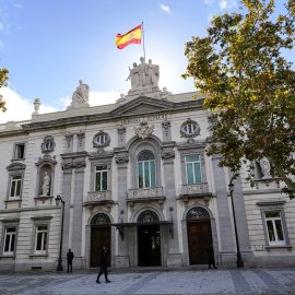 Un agente de policía frente al Tribunal Supremo en Madrid. /  REUTERS -JUAN MEDINA