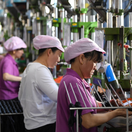 Mujeres trabajadores en una línea de producción de cable de datos en una fábrica en Xinyu, provincia de Jiangxi, China. REUTERS / Stringer