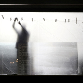 Un trabajador coloca un plástico para proteger el escaparate de un comercio durante unas reformas, en Madrid. REUTERS/Isabel Infantes