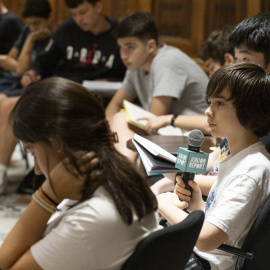 Un grup d'alumnes durant una activitat periodística.