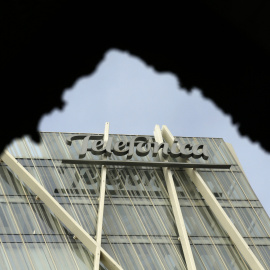 El logo de Telefónica en lo alto del edificio de su sede en Barcelona. REUTERS/Albert Gea