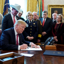 El presidente de los Estados Unidos, Donald Trump, firma el veto a una medida del Congreso que quería para poner fin a la declaración de emergencia en la Casa Blanca en Washington. / REUTERS -  JONATHAN ERNST