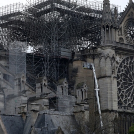 Bomberos trabajan en la catedral de Notre Dame. - REUTERS