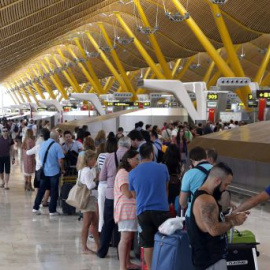 Imagen de archivo del aeropuerto de Adolfo Suárez de Madrid. / EFE