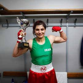 La boxeadora iraní, Sadaf Khadem, posa en el vestuario tras ganar la pelea contra la francesa Anne Chauvin / Reuters