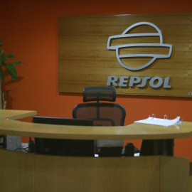 El logo de Repsol en sus oficinas en Caracas. REUTERS/Carlos Garcia Rawlins