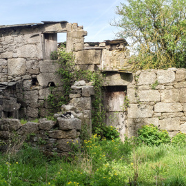 Vista de una vivienda destruida por el paso del tiempo a las afueras de Lugo, Galicia. EFE/ Eliseo Trigo