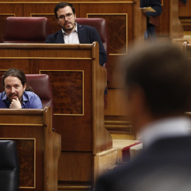 El líder de Unidos Podemos, Pablo Iglesias, en su escaño, escucha la respuesta del presidente del Gobierno en una sesión de control al Gobierno. E.P.