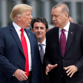 El presidente turco Recep Tayyip Erdogan habla con el presidente estadounidense Donald Trump durante la última cumbre de la OTAN en Bruselas. REUTERS/Kevin Lamarque