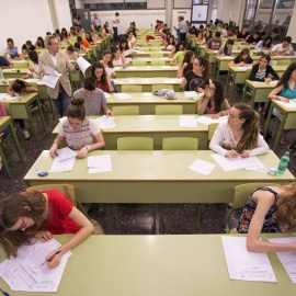 Alumnos de instituto realizan la Prueba de Acceso a la Universidad. EFE / MANUEL BRUQUE