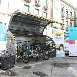 Interior del bicihangar, con varias bicicletas aparcadas. Foto Ayuntamiento de Madrid.