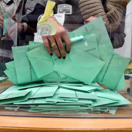 02/12/2018.- Recogen papeletas de una de las urnas del colegio electoral de Ciavieja, en el municipio almeriense de El Ejido, tras su cierre a las 20.00 horas. La votación en las elecciones regionales de Andalucía ha concluido, aunque el recuento se dem