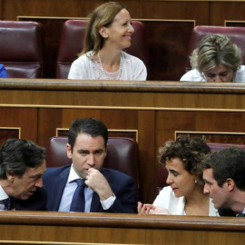 La bancada del PP tras la llegada a la presidencia del partido de Pablo Casado y antes de la marcha de Soraya Sáenz de Santamaría, en la fila de atrás junto a Marta González.