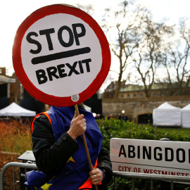 20/02/2019.- Un hombre se manifiesta en contra del brexit al lado del Parlamento británico. REUTERS/Henry Nicholls