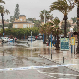 Vista de una calle cortada a causa de las lluvias registradas en la últimas horas en Xábia. / Manuel Bruque (EFE)