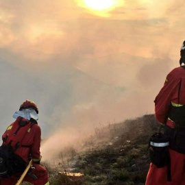 Imagen de archivo de los efectivos trabajando en las labores de extinción de los incendios en Cantabria./ EFE